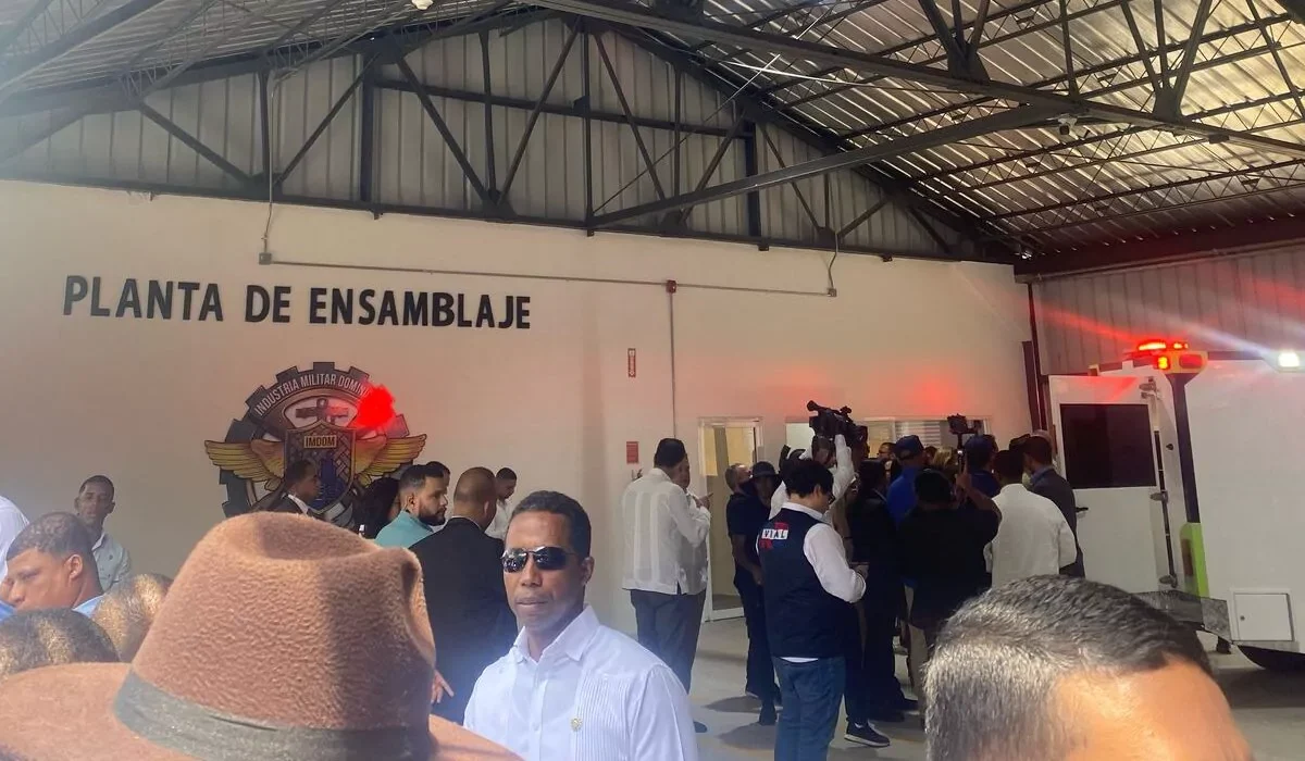 Abinader inaugura planta de ensamblaje de vehículos de la industria militar en San Cristóbal