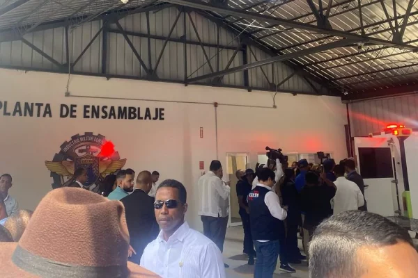 Abinader inaugura planta de ensamblaje de vehículos de la industria militar en San Cristóbal