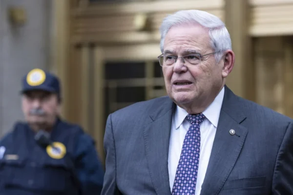 Exsenador Bob Menéndez ingresa a prisión para cumplir condena de 11 años por soborno