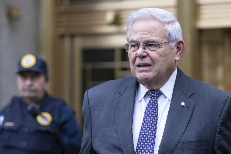 Exsenador Bob Menéndez ingresa a prisión para cumplir condena de 11 años por soborno