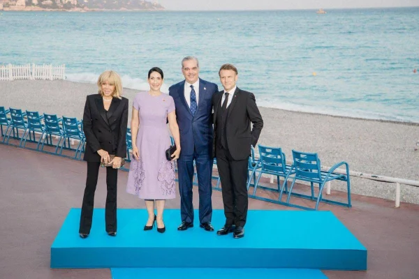 Presidente Abinader y Primera Dama son recibidos por el presidente Macron y su esposa en Cena de Gala