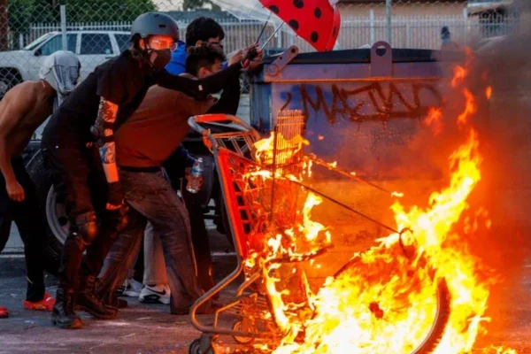 ¡Caos en Los Ángeles!: Protestas contra redadas migratorias escalan⁣⁣