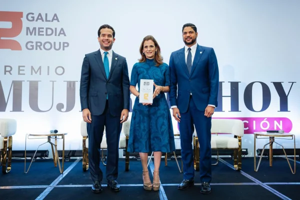 Ligia Bonetti recibe el galardón “Empresaria del Año” durante la tercera edición del Premio Mujer de Hoy