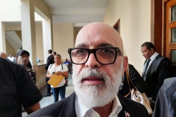 Abogado aclara Ángel Martínez no puede salir del país, pero su defensa espera que sí