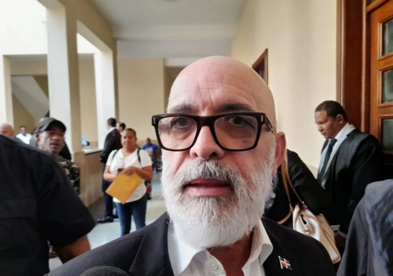Abogado aclara Ángel Martínez no puede salir del país, pero su defensa espera que sí