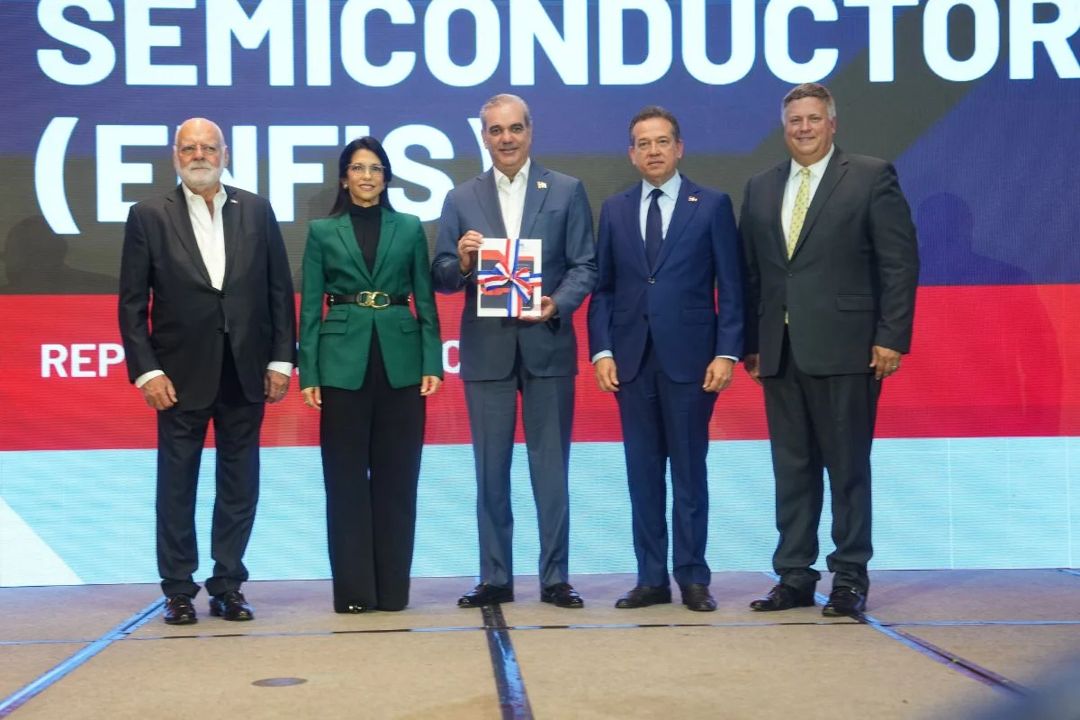 Presidente Abinader recibe Estrategia Nacional para posicionar a RD como hub regional en semiconductores