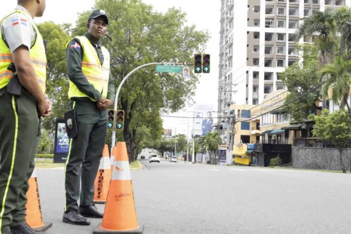Multas de RD$5,000 y nuevas restricciones de giros para mejorar el tránsito en el Distrito Nacional