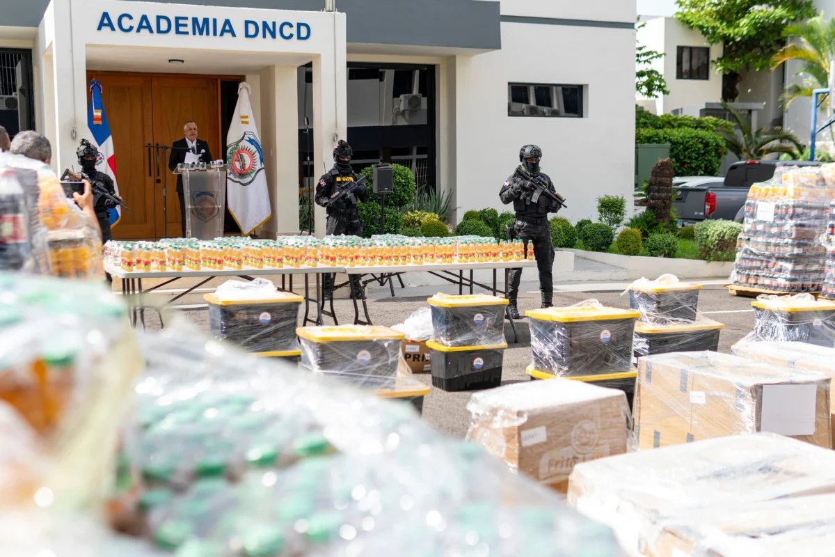 Decomisan 137 kilos de cocaína líquida, el mayor de su tipo incautado en el país