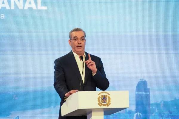 Abinader invita a Leonel a "pelearse" con los organismos califican economía del país