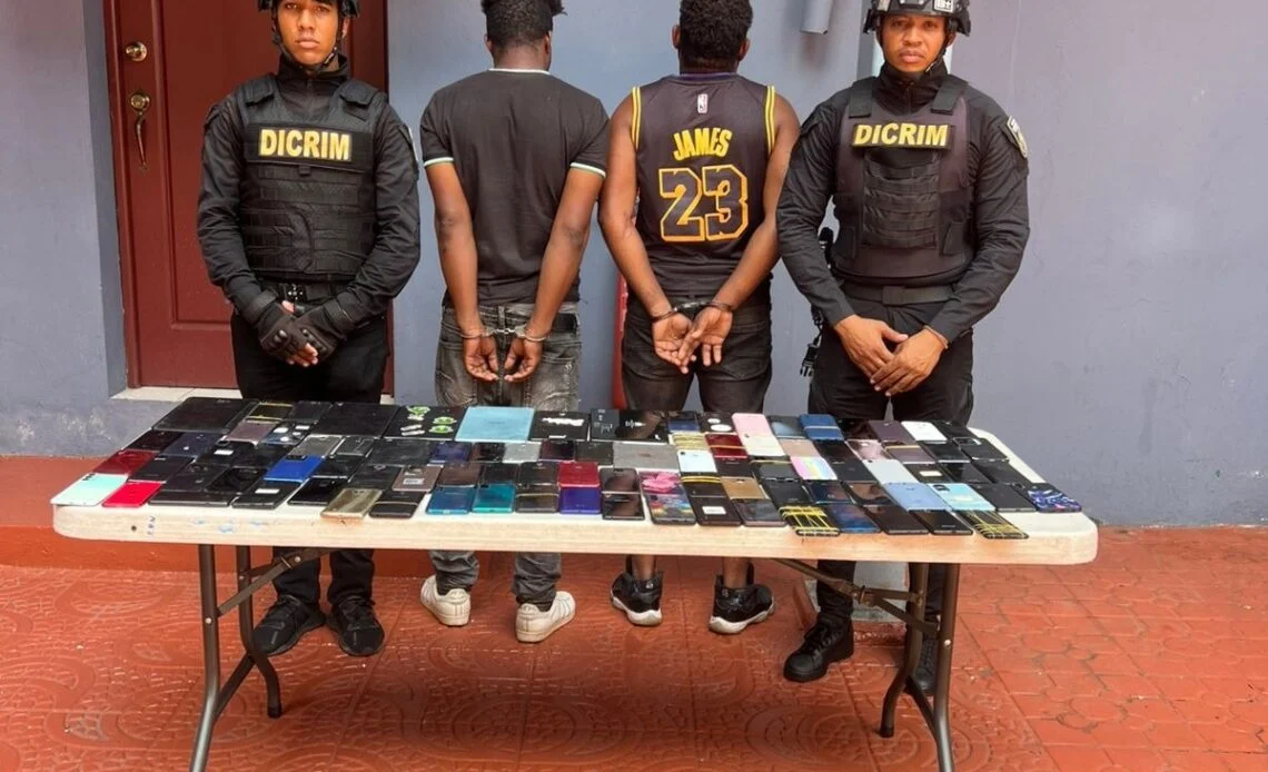 Apresan a dos haitianos por posesión de más de 190 celulares robados y ocho tabletas