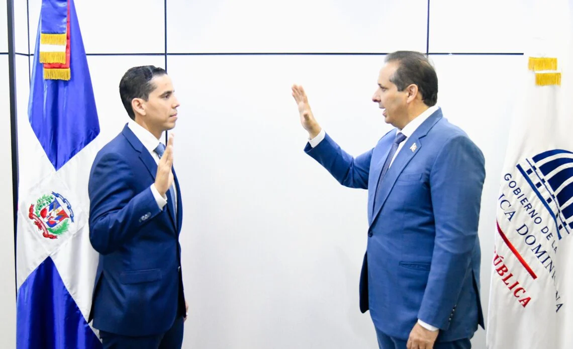 Víctor Atallah juramenta a Edward Guzmán como nuevo director ejecutivo de SeNaSa