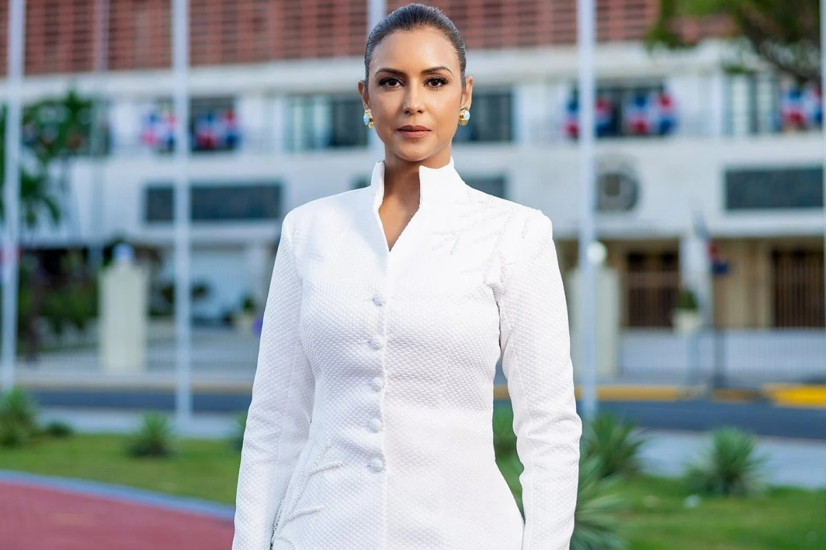 Selinée Méndez proyecta elegancia y liderazgo durante Rendición de Cuentas 